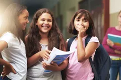 بلوغ زودرس دختران چگونه اتفاق می‌افتد و پیامدهای آن چیست؟