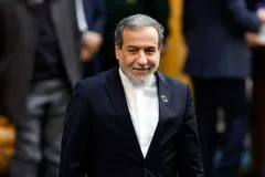 تصویری متفاوت از عراقچی روی فرش قرمز عجیب‌