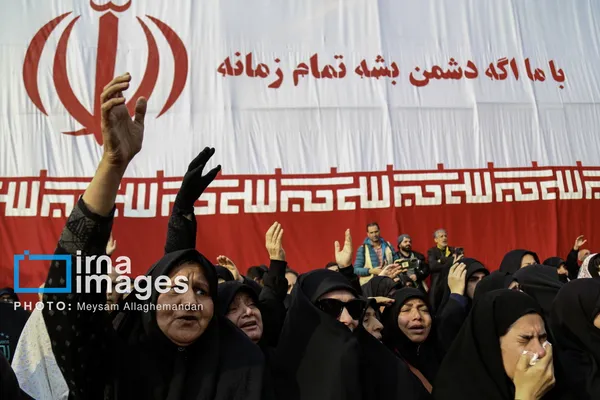 خاکسپاری پیکر شهید علی شمخانی در امامزاده صالح (ع)