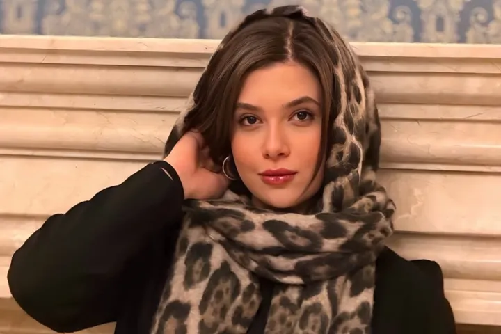 (عکس) استایل و ژست‌های جذاب نفس بازغی در پشت صحنه کنسرت سهراب پاکزاد