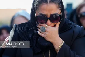 (عکس) همسر، دختر و نوه مرحوم محمد کاسبی در مراسم تشییع