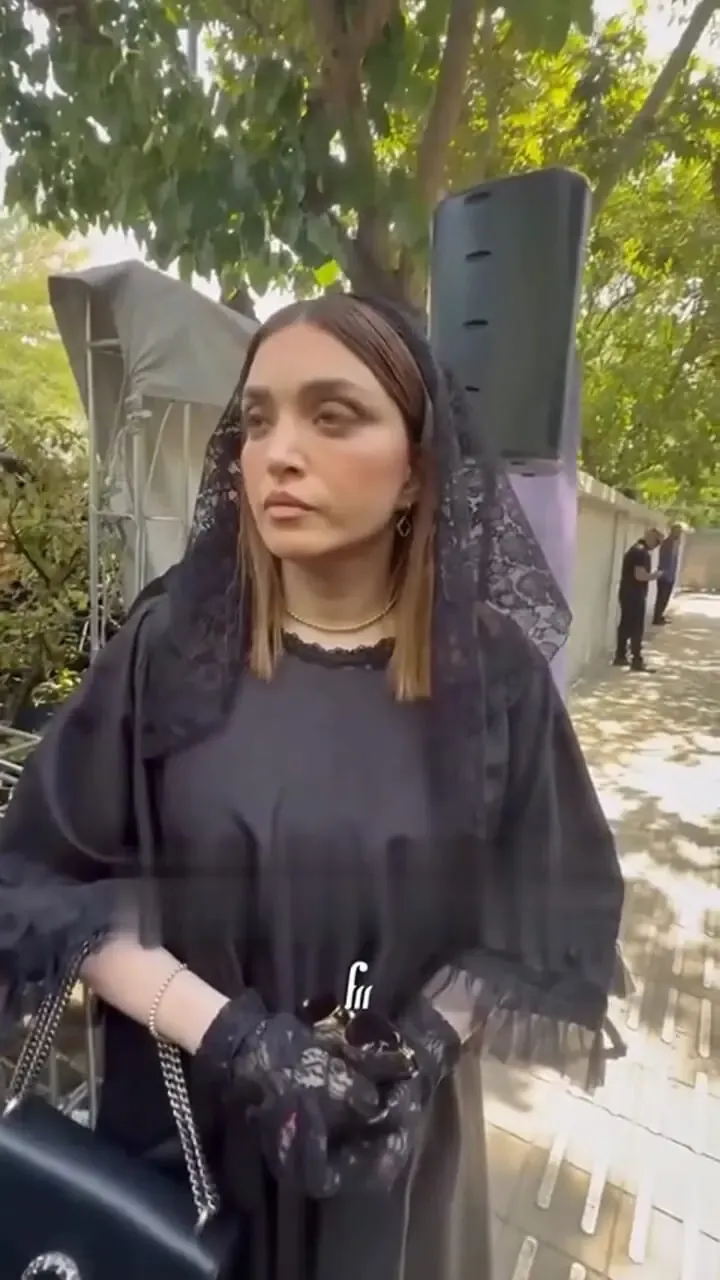 بهنوش طباطبایی در مراسم تشییع اکبر عبدی