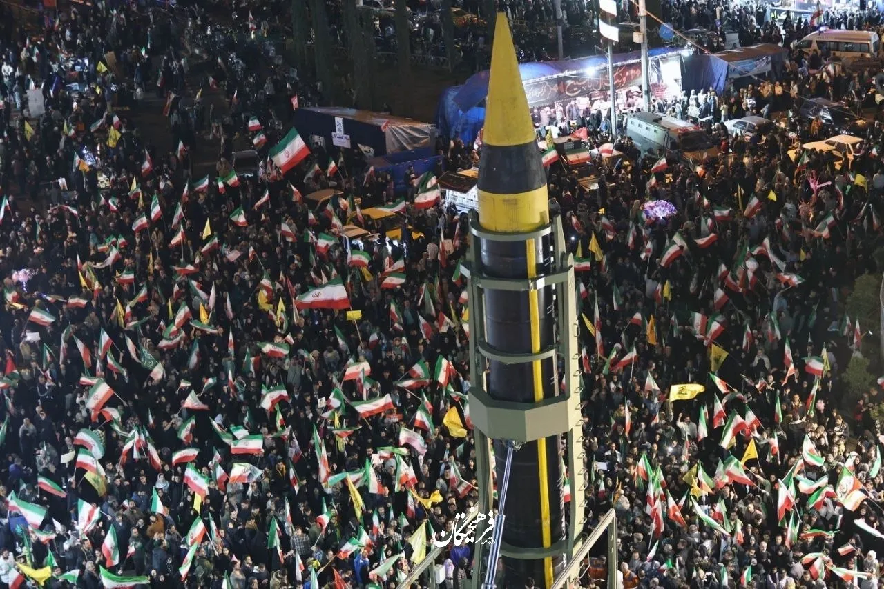 راهپیمایی مردم در میدان انقلاب