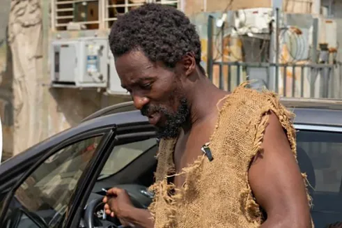 (ویدئو) ابو نوح، جوان مدعی پیامبری در غنا دستگیر شد و مردم کشتی‌اش را آتش زدند