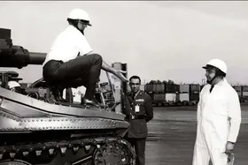 (عکس) تونل زمان؛ پیوستن «نیروهای ارتش» به مردم؛ سال ۱۳۵۷