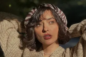 (عکس) ژست‌های نورا محقق بازیگر نقش  آوا در سریال «شغال» در یک کافه