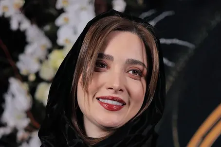 (عکس) بهنوش طباطبایی در حال پخش نذری امام حسین