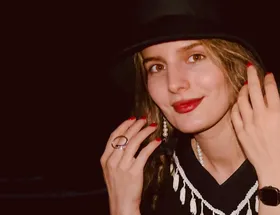 (عکس) قایق سواری شبانه غزاله اکرمی بازیگر نقش سوجان