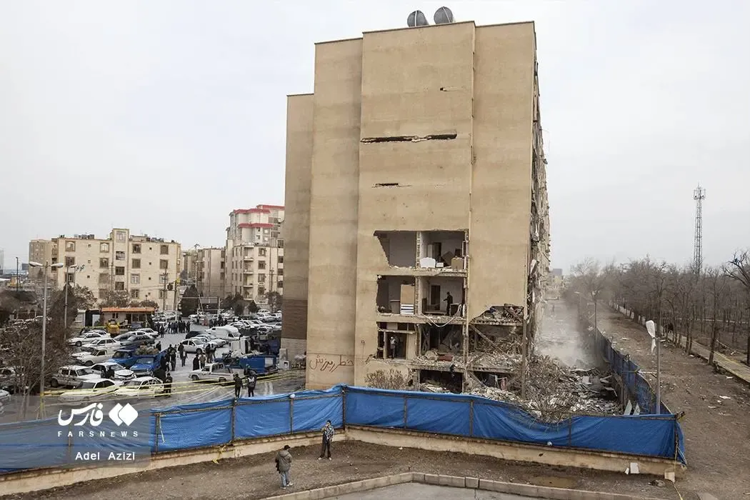 خسارت حمله هوایی به مجتمع مسکونی نارنجستان اراک