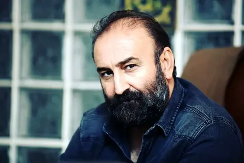 حمله یک رسانه به مهران احمدی چون به مهدویان گفت «دوست جوان کم تجربه بنده... تو حق نداری...!»