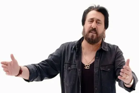 (عکس) تونل زمان؛ اجرای خاطره‌انگیز شهرام شب‌پره در تهران؛ سال ۵۵