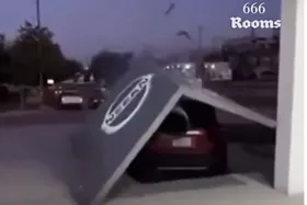 (ویدئو) اشتباه عجیب راننده زن بعد از تحویل خودروی صفر کیلومتر