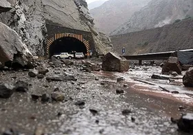سقوط وحشتناک سنگ در محور چالوس حادثه آفرید