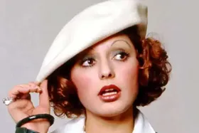 عکس‌هایی کمیاب از گوگوش با حجاب