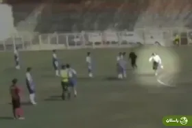 (ویدئو) اتفاقی بی‌سابقه در فوتبال ایران؛ مادر دروازه‌بان به زمین آمد و به داور سیلی زد!