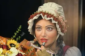 عکس‌های جالب از بهنوش طباطبایی در پشت صحنه «الیور توئیست» در حال تمدید رژ لب و گریم خود