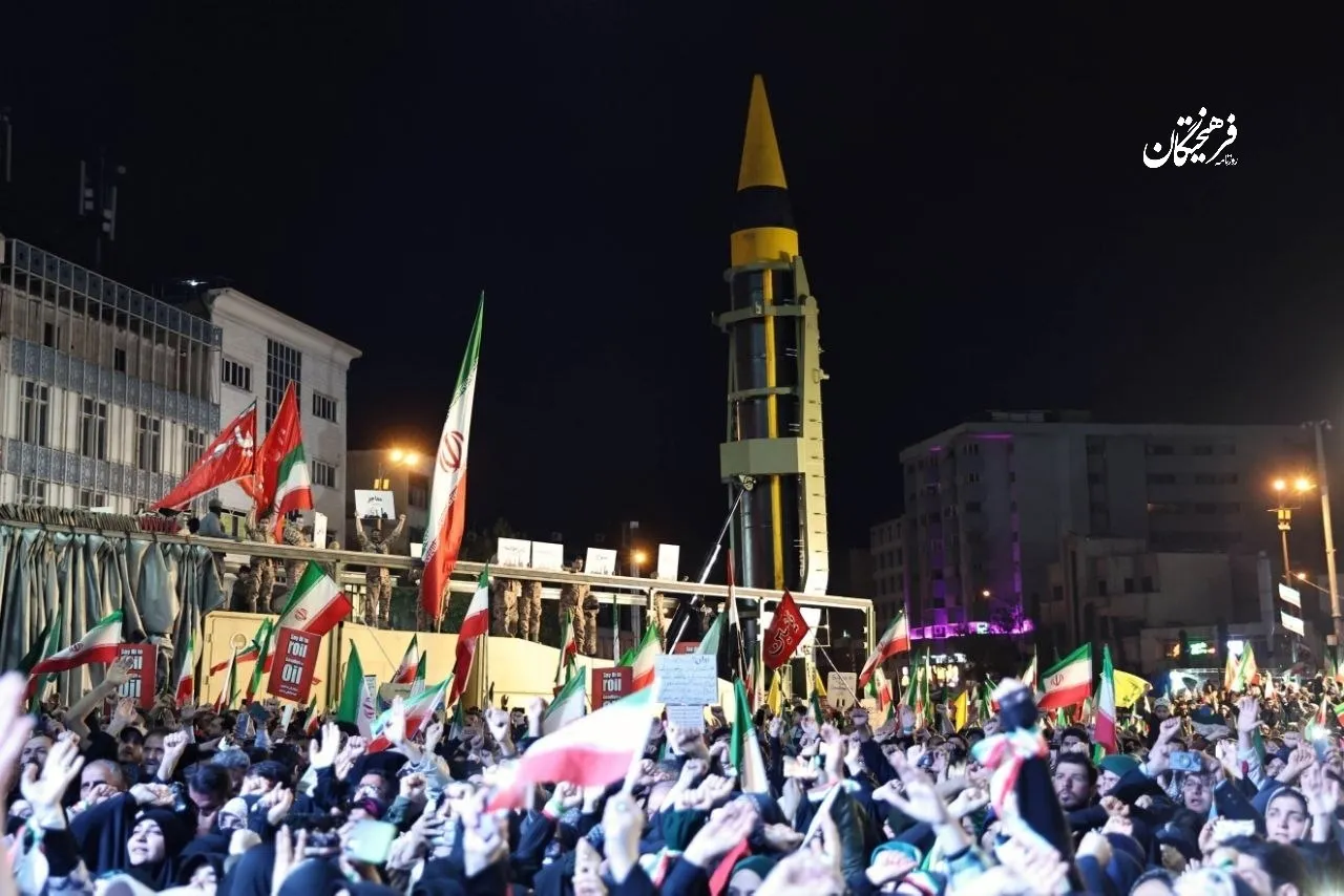 راهپیمایی مردم در میدان انقلاب