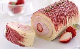 طرز تهیه رولت توت فرنگی خامه‌ای به روش قنادی