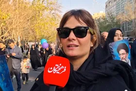 (ویدئو) استایل متفاوت دو زن شرکت‌کننده در راهپیمایی دیروز