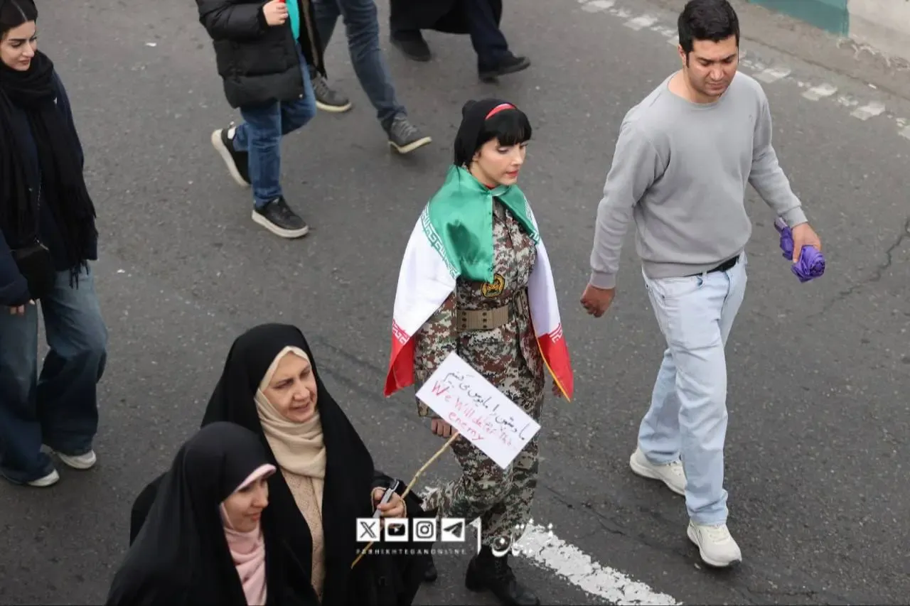 استایل ارتشی یک زن در راهپیمایی امروز تهران