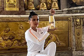 ویدئو | سلما هایک مشعل المپیک را در کاخ ورسای گرداند