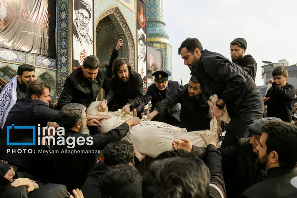 خاکسپاری پیکر شهید علی شمخانی در امامزاده صالح (ع)