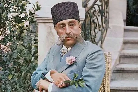 (عکس) تونل زمان؛ مظفرالدین‌شاه در حال نوشیدنی آب معدنی در فرانسه