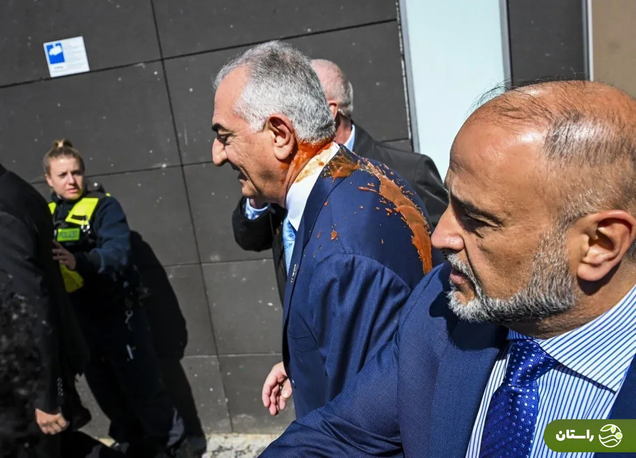 حمله با سس گوجه به رضا پهلوی