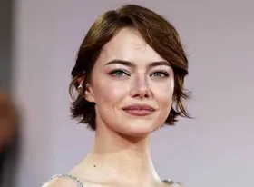 (تصاویر) استایل ساده و متفاوت اما استون (Emma Stone) در جشنواره ۲۰۲۵ فیلم ونیز