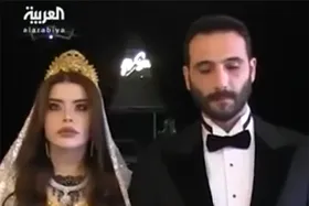 (ویدئو)  عروسی که زیر بار کیلوگرم‌ها طلا توان ایستادن نداشت!