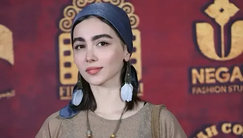 (ویدئو) استایل متفاوت سونیا حسینی، نیکای سریال پایتخت در جشن حافظ