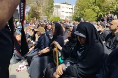 (تصاویر) کدام بازیگران مشهور در مراسم تشییع اکبر عبدی حضور داشتند؟