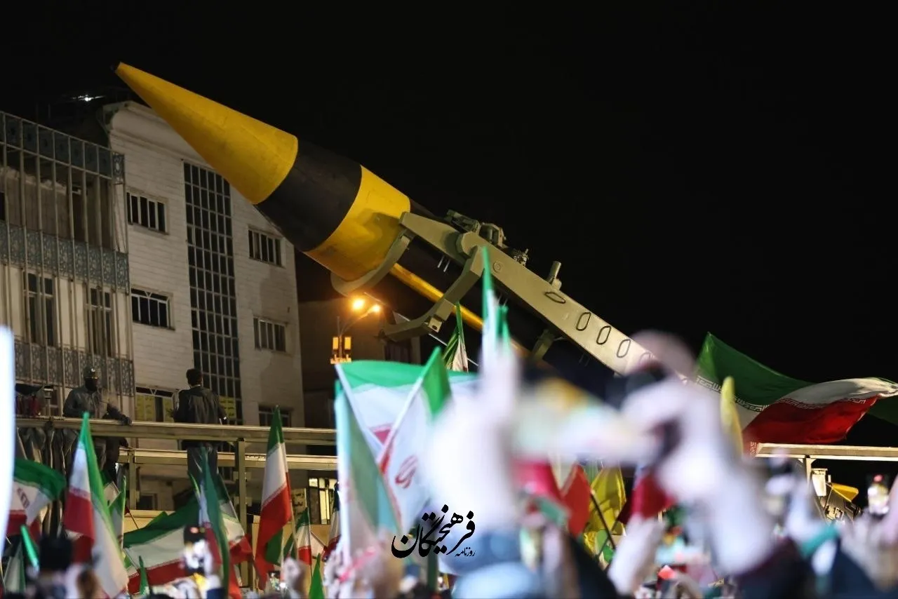 راهپیمایی مردم در میدان انقلاب