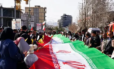 (ویدئو) رپ‌ خوانی یک مرد در حاشیه راهپیمایی ۲۲ بهمن