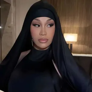 کاردی‌بی (Cardi B) رپر زن مشهور در عربستان با لباس پوشیده اجرا کرد و گفت: «دیگر به آمریکا برنمی‌گردم!»