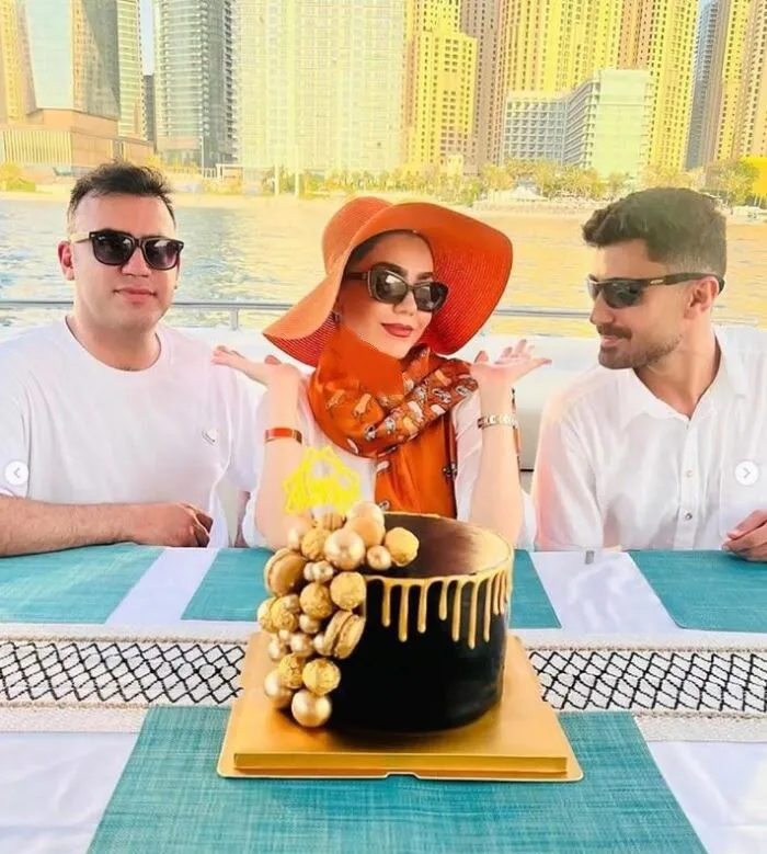 عکس آزاده زارعی و برادرانش