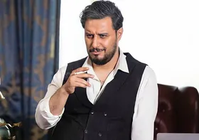 (ویدئو) کلافگی جواد عزتی از حضور بادیگاردها؛ دست منو ول کنین؟!