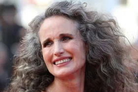 دلیل خاکستری شدن موها | آیا کندن موهای سفید باعث زیاد شدن آن‌ها می‌شود؟