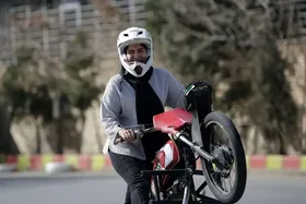 تصویر دختر سوار بر موتور صورتی وایرال شد