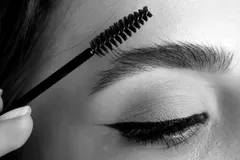 کاشت ابروی بدون جراحی؛ بهترین روش‌ها، مراحل و مزایا