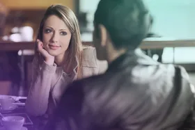 رازهای علاقه دختران به مردان متاهل؛ چطور بدانید یک زن می‌خواهد شوهر شما را بدزد!