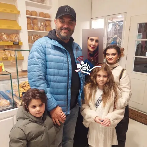 عکس جدید سام درخشانی در کنار همسر و فرزندانش برکه و برسام