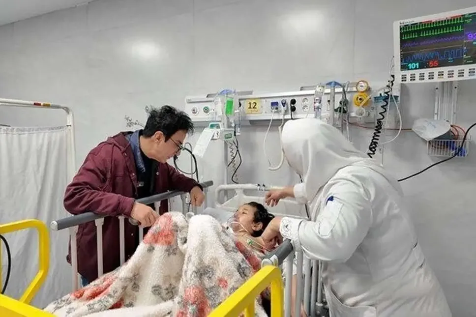 (عکس) عیادت عموپورنگ از کودکان مجروح در جنگ