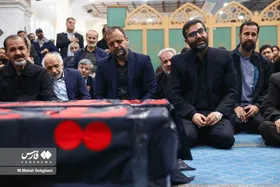 (ویدئو) مراسم تشییع پیکر «فاطمه حیدری» و «حسنا سقاب اصفهانی»، همسر و دختر معاون پزشکیان در حرم رضوی