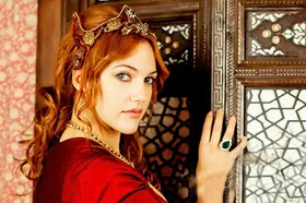 تصاویری از کریسمس زیبا و گرم مریم اوزرلی بازیگر خرم سلطان با فرزندانش