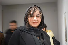 (عکس) روناک نون.خ (صهبا شرافتی) با استایل مشکی در نمایشگاه خیریه همسر نبویان