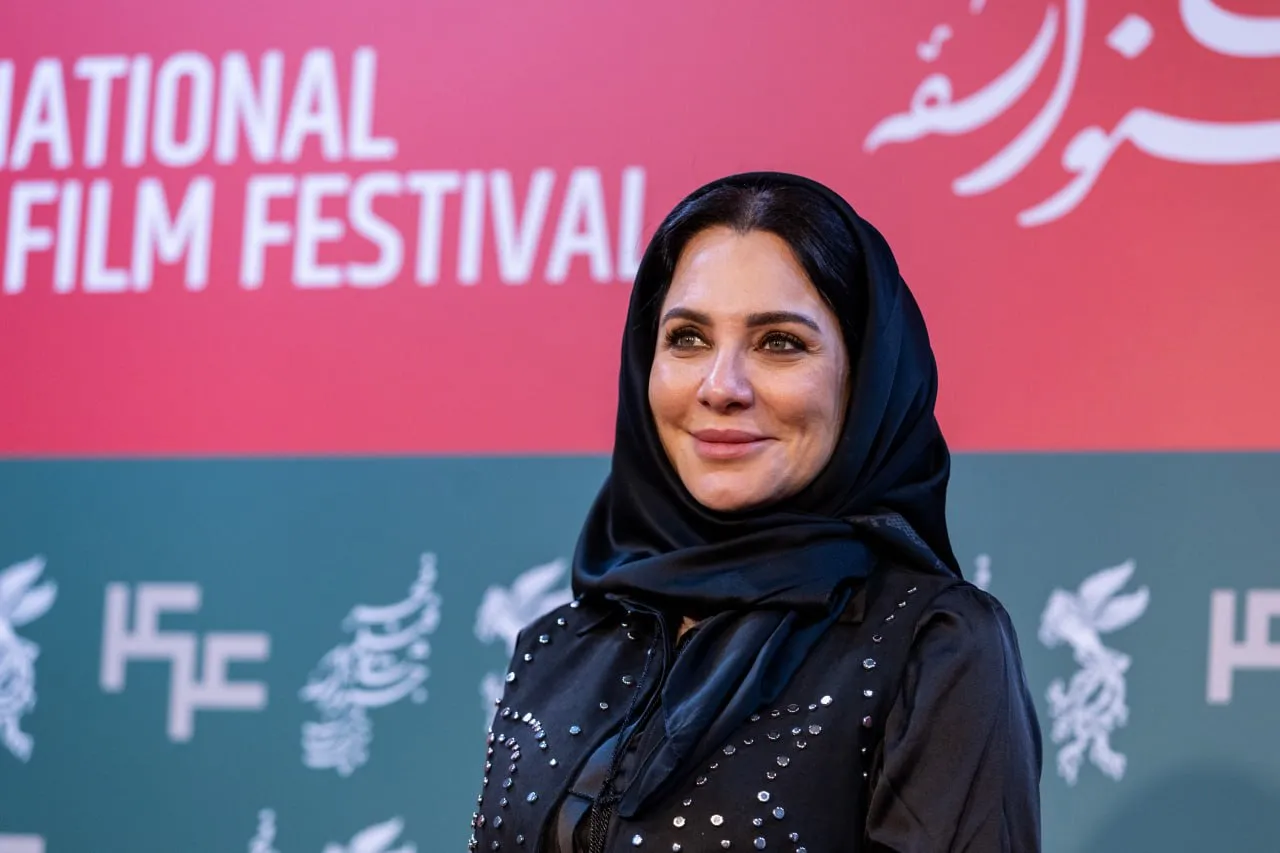 مراسم تقدیر از سلاف فواخرجی، بازیگر زن سوریه‌ای در جشنوارهٔ فیلم فجر