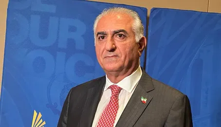 ویدئو | حمله با سس کچاپ به رضا پهلوی در برلین