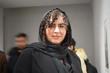 (عکس) روناک نون.خ (صهبا شرافتی) با استایل مشکی در نمایشگاه خیریه همسر نبویان