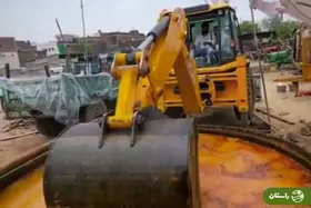 (ویدئو) استفاده از لودر به جای ملاقه برای هم زدن و جابه جایی غذا در هند!